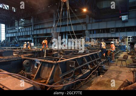 Abbrucharbeiter schneiden Eisen und Stahl mit Acetylenbrenner in der Turbinenhalle des Kraftwerks Buildwas 2019. Stillgelegte Ironbridge Großbritannien Abriss Industriegelände Stockfoto