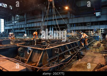 Abbrucharbeiter schneiden Eisen und Stahl mit Acetylenbrenner in der Turbinenhalle des Kraftwerks Buildwas 2019. Stillgelegte Ironbridge Großbritannien Abriss Industriegelände Stockfoto