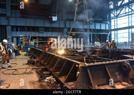 Abbrucharbeiter schneiden Eisen und Stahl mit Acetylenbrenner in der Turbinenhalle des Kraftwerks Buildwas 2019. Stillgelegte Ironbridge Großbritannien Abriss Industriegelände Stockfoto