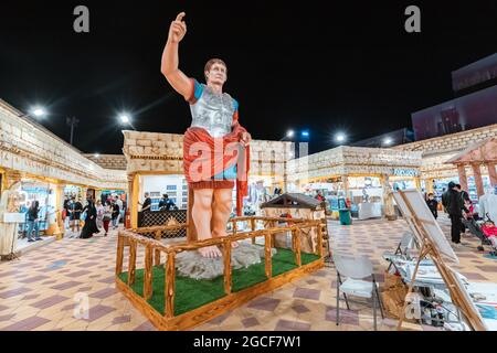 26. Februar 2021, VAE, Dubai: Statue von Julius Caesar auf dem Platz im Pavillon von Europa im Global Village von Dubai Stockfoto