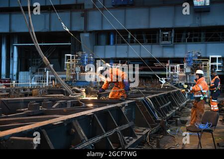 Abbrucharbeiter schneiden Eisen und Stahl mit Acetylenbrenner in der Turbinenhalle des Kraftwerks Buildwas 2019. Stillgelegte Ironbridge Großbritannien Abriss Industriegelände Stockfoto