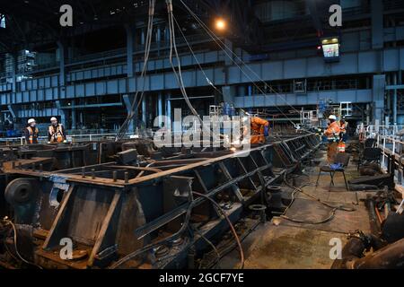 Abbrucharbeiter schneiden Eisen und Stahl mit Acetylenbrenner in der Turbinenhalle des Kraftwerks Buildwas 2019. Stillgelegte Ironbridge Großbritannien Abriss Industriegelände Stockfoto