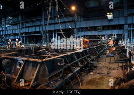 Abbrucharbeiter schneiden Eisen und Stahl mit Acetylenbrenner in der Turbinenhalle des Kraftwerks Buildwas 2019. Stillgelegte Ironbridge Großbritannien Abriss Industriegelände Stockfoto