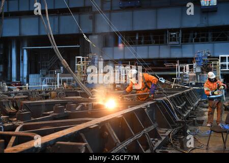 Abbrucharbeiter schneiden Eisen und Stahl mit Acetylenbrenner in der Turbinenhalle des Kraftwerks Buildwas 2019. Stillgelegte Ironbridge Großbritannien Abriss Industriegelände Stockfoto