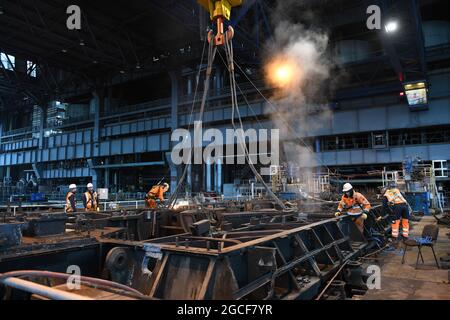 Abbrucharbeiter schneiden Eisen und Stahl mit Acetylenbrenner in der Turbinenhalle des Kraftwerks Buildwas 2019. Stillgelegte Ironbridge Großbritannien Abriss Industriegelände Stockfoto