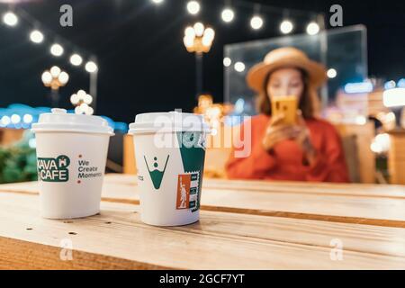 26. Februar 2021, VAE, Dubai: Frau beim Entspannen im Kava Cafe im Global Village Stockfoto
