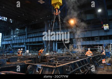 Abbrucharbeiter schneiden Eisen und Stahl mit Acetylenbrenner in der Turbinenhalle des Kraftwerks Buildwas 2019. Stillgelegte Ironbridge Großbritannien Abriss Industriegelände Stockfoto