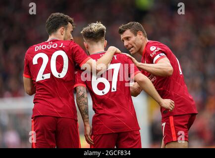 Liverpools Diogo Jota (links) und James Milner (rechts) sprechen während des Vorsaison-Freundschaftsspiels in Anfield, Liverpool, mit Harvey Elliott. Bilddatum: Sonntag, 8. August 2021. Stockfoto