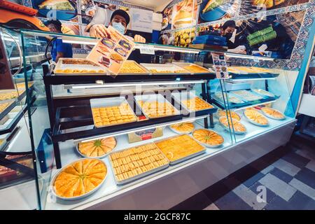26. Februar 2021, VAE, Dubai: Verkauf des berühmten türkischen süßen Baklava an der Theke im Global Village Stockfoto