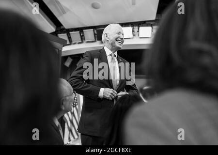 Präsident Joe Biden spricht mit den Gästen, nachdem er am Mittwoch, dem 30. Juni 2021, im South Court Auditorium im Eisenhower Executive Office Building im Weißen Haus die CRA-Rechnungen der Methan-, EQUAL Employment Opportunity Commission und des echten Kreditgebers unterzeichnet hat. (Offizielles Foto des Weißen Hauses von Cameron Smith) Stockfoto