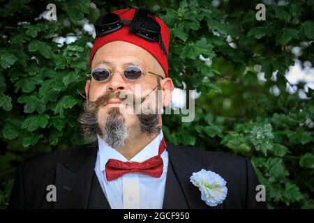 Henrichenburg, Waltrop, Deutschland. August 2021. Volle Kraft voraus! Ein Steampunk-Enthusiast im elegian-Outfit. Steampunk-Fans und Besucher, viele davon in voller retro-futuristischer Optik, treffen sich zum sencond day des´Steampunk Jubilee Market´ Festivals am historischen Wahrzeichen Henrichenburg-Bootsklift auf dem Dortmund-Ems-Kanal, heute ein Industriedenkmal. Die alten Strukturen und Boote bilden eine stimmungsvolle Kulisse für das Outdoor-Festival. Kredit: Imageplotter/Alamy Live Nachrichten Stockfoto