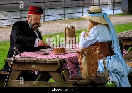 Henrichenburg, Waltrop, Deutschland. August 2021. Volle Kraft für ein Picknick am Sonntagnachmittag! Steampunk-Fans und Besucher, viele davon in voller retro-futuristischer Optik, treffen sich zum sencond day des´Steampunk Jubilee Market´ Festivals am historischen Wahrzeichen Henrichenburg-Bootsklift auf dem Dortmund-Ems-Kanal, heute ein Industriedenkmal. Die alten Strukturen und Boote bilden eine stimmungsvolle Kulisse für das Outdoor-Festival. Kredit: Imageplotter/Alamy Live Nachrichten Stockfoto