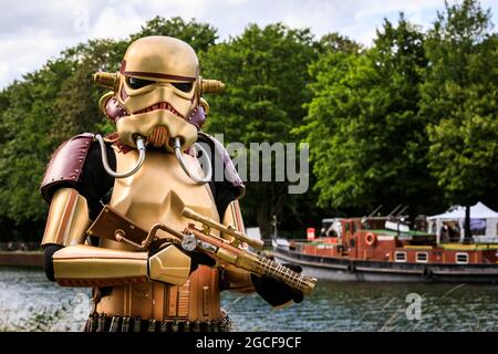 Henrichenburg, Waltrop, Deutschland. August 2021. Steam Wars - ein Retro-Stormtrooper! Steampunk-Fans und Besucher, viele davon in voller retro-futuristischer Optik, treffen sich zum sencond day des´Steampunk Jubilee Market´ Festivals am historischen Wahrzeichen Henrichenburg-Bootsklift auf dem Dortmund-Ems-Kanal, heute ein Industriedenkmal. Die alten Strukturen und Boote bilden eine stimmungsvolle Kulisse für das Outdoor-Festival. Kredit: Imageplotter/Alamy Live Nachrichten Stockfoto