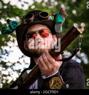 Henrichenburg, Waltrop, Deutschland. August 2021. Volle Kraft voraus! Steampunk-Fans und Besucher, viele davon in voller retro-futuristischer Optik, treffen sich zum sencond day des´Steampunk Jubilee Market´ Festivals am historischen Wahrzeichen Henrichenburg-Bootsklift auf dem Dortmund-Ems-Kanal, heute ein Industriedenkmal. Die alten Strukturen und Boote bilden eine stimmungsvolle Kulisse für das Outdoor-Festival. Kredit: Imageplotter/Alamy Live Nachrichten Stockfoto