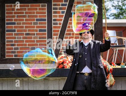 Henrichenburg, Waltrop, Deutschland. August 2021. Voller Dampf voraus - mit Blasen! Steampunk-Fans und Besucher, viele davon in voller retro-futuristischer Optik, treffen sich zum sencond day des´Steampunk Jubilee Market´ Festivals am historischen Wahrzeichen Henrichenburg-Bootsklift auf dem Dortmund-Ems-Kanal, heute ein Industriedenkmal. Die alten Strukturen und Boote bilden eine stimmungsvolle Kulisse für das Outdoor-Festival. Kredit: Imageplotter/Alamy Live Nachrichten Stockfoto