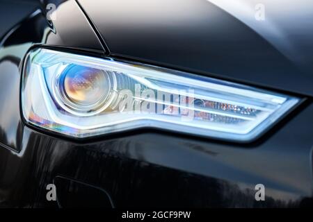 GRODNO, WEISSRUSSLAND - DEZEMBER 2019: Audi A6 4G C7 Luxury Schwarze Autoteile Scheinwerfer rechts vorne und Nebelscheinwerfer mit Scheinwerferwaschdüsen unten Stockfoto