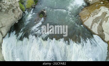 Blick hinunter einen Wasserfall aus dem Schlangenfluss Stockfoto