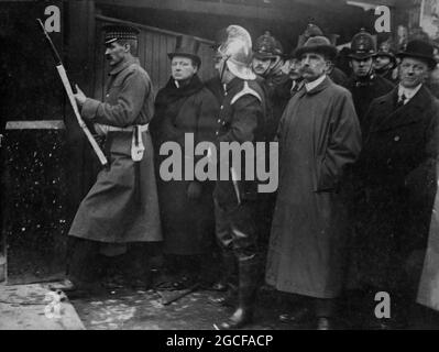 LONDON, ENGLAND, Großbritannien - 07. Januar 1911 - die Belagerung der Sidney Street im Januar 1911. Die Originalunterschrift lautet: „die Sekretärin im Haus während des Kampfes: Stockfoto