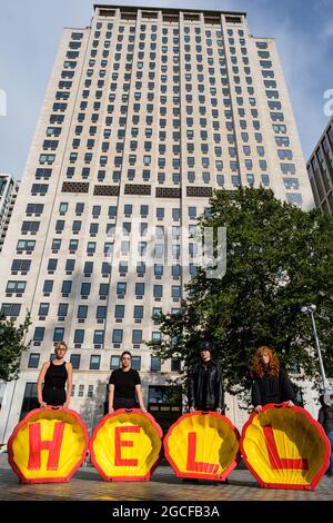 London, Großbritannien. August 2021. Eine Gruppe von Klimademonstranten versammelten sich vor dem Londoner Hauptquartier von Shell mit großen Granaten, die mit DER HÖLLE beschriftet waren, gegen die geplante Ölfeldentwicklung von Cambo durch Shell. Kredit: João Daniel Pereira Gutschrift: Joao Daniel Pereira/Alamy Live Nachrichten Stockfoto