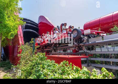 Red Force 112 mph 367 Foot Ferrari Themed Rollercoaster Ferrari Land Themed Theme Park die schnellste Achterbahn Europas PortAventura World Stockfoto