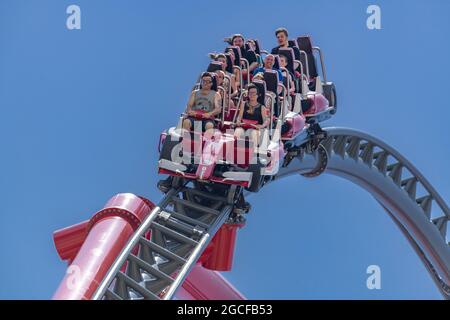 Red Force 112 mph 367 Foot Ferrari Themed Rollercoaster Ferrari Land Themed Theme Park die schnellste Achterbahn Europas PortAventura World Stockfoto