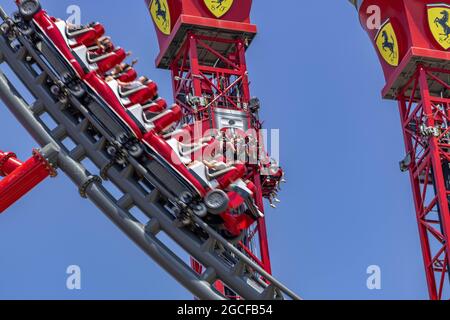 Red Force 112 mph 367 Foot Ferrari Themed Rollercoaster Ferrari Land Themed Theme Park die schnellste Achterbahn Europas PortAventura World Stockfoto