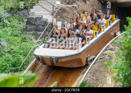 Tutuki Splash Bootsfahrt Flume PortAventura World Theme Park Salou Spanien Stockfoto