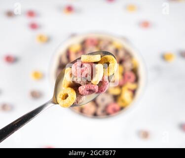 Coloful Cerealien-Frühstücksringe in einer Schüssel mit Löffel schlingern Stockfoto