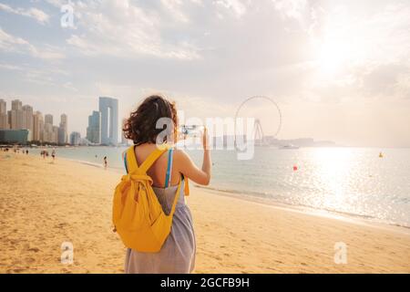 Reisegloggerin fotografiert für soziale Netzwerke von Wolkenkratzern auf der Insel Bluewaters und dem berühmten Ain Ferris Wheel in Dubai Stockfoto