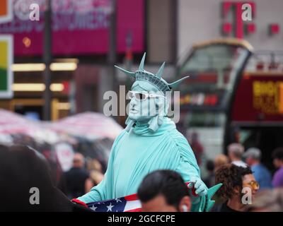 Ein Mann, der sich als Freiheitsstatue in der Nähe des Times Square darstellt. Stockfoto