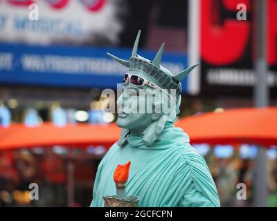 Ein Mann, der sich als Freiheitsstatue in der Nähe des Times Square darstellt. Stockfoto