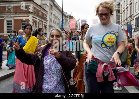 London, Großbritannien. August 2021. Hindu-Anhänger sahen während der Parade Hare Krishna tanzen und singen.Tausende von religiösen Hindu-Anhängern versammelten sich im Zentrum Londons, um Rathayatra auf der Straße zu feiern. Die Parade besteht in der Regel aus drei Streitwagen, die die Hindu-Gottheiten repräsentieren, aber aufgrund der COVID-19-Beschränkung war in diesem Jahr nur ein Streitwagen erlaubt. (Foto von Hesther Ng/SOPA Images/Sipa USA) Quelle: SIPA USA/Alamy Live News Stockfoto