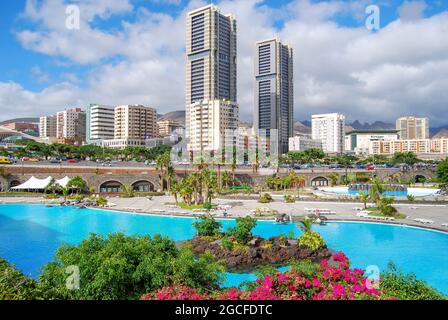 Blick auf die Innenstadt mit Parque Maritimo Lido, Santa Cruz de Teneriffa, Teneriffa, Kanarischen Inseln, Spanien Stockfoto