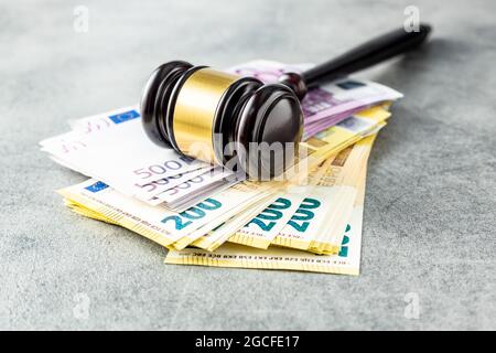Euro-Banknoten und Richter Gavel auf rostigen Tisch. Stockfoto