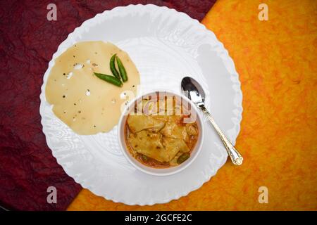 Papad KI sabji in einer Schüssel serviert mit Roti und gerollten Pappadam und grün kühl in Teller Schüssel Löffel. Traditionelles indisches Essen zum Mittag- oder Abendessen Stockfoto