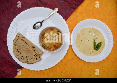 Papad KI sabji in einer Schüssel serviert mit Roti und gerollten Pappadam und grün kühl in Teller Schüssel Löffel. Traditionelles indisches Essen zum Mittag- oder Abendessen Stockfoto