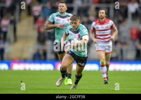 Leigh, Großbritannien. August 2021. Mikey Lewis (20) von Hull KR läuft am 8/8/2021 mit dem Ball in Leigh, Großbritannien, nach vorne. (Foto von Simon Whitehead/News Images/Sipa USA) Quelle: SIPA USA/Alamy Live News Stockfoto