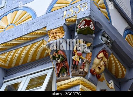 Aufwändig geschnitzte und bemalte Holzbalken auf einem Fachwerkhaus der Renaissance in Hameln Stockfoto