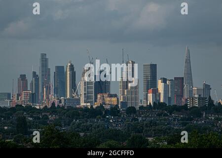 WIMBLEDON LONDON, 8. August 2021. Die Skyline von London tauchte während des Sonnenuntergangs in das Abendlicht, als sich der Himmel nach starken Regenfällen zu klären begann. (Credit amer ghazzal/Alamy Live News. Stockfoto