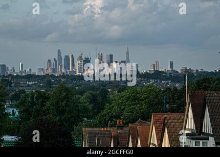 WIMBLEDON LONDON, 8. August 2021. Die Skyline von London tauchte während des Sonnenuntergangs in das Abendlicht, als sich der Himmel nach starken Regenfällen zu klären begann. (Credit amer ghazzal/Alamy Live News. Stockfoto