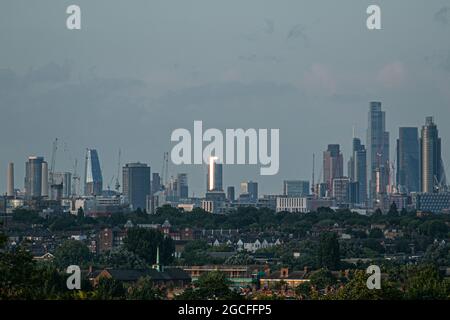 WIMBLEDON LONDON, 8. August 2021. Die Skyline von London tauchte während des Sonnenuntergangs in das Abendlicht, als sich der Himmel nach starken Regenfällen zu klären begann. (Credit amer ghazzal/Alamy Live News. Stockfoto