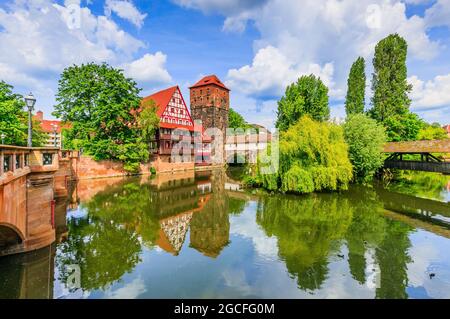 Nürnberg, Deutschland. Das Weinstadel und die Henkersteg am Ufer der Pegnitz. Stockfoto