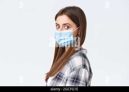 Coronavirus Ausbruch, Freizeit in Quarantäne, soziale Distanzierung und Emotionen Konzept. Profilaufnahme von seriösen jungen attraktiven Frau, Student in Stockfoto