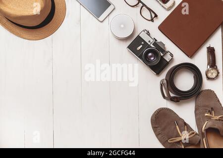 Set von Herren Sommer Accessoires für den Reisenden auf einem weißen Holzhintergrund. Stockfoto