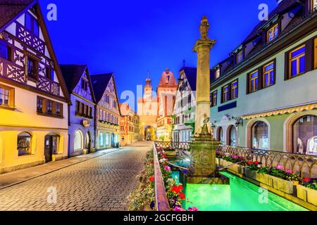 Rothenburg ob der Tauber, Deutschland. Mittelalterliche Stadt Rothenburg bei Nacht. Stockfoto