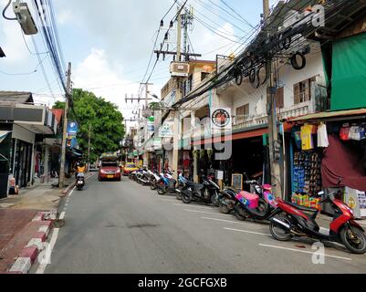 Straße in einem Dorf auf einer Insel in Thailand. Typischer Tag. Stockfoto