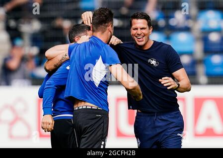 08. August 2021, Baden-Württemberg, Mannheim: Fußball: DFB-Pokal, SV Waldhof Mannheim - Eintracht Frankfurt, 1. Runde, Carl-Benz-Stadion. Mannheimer Trainer Patrick Glöckner (r) feiert den Sieg mit den Spielern. (WICHTIGER HINWEIS: Gemäß den Bestimmungen der DFL Deutsche Fußball Liga und des DFB Deutscher Fußball-Bund ist es untersagt, im Stadion und/oder vom Spiel aufgenommene Fotos in Form von Sequenzbildern und/oder videoähnlichen Fotoserien zu verwenden oder zu verwenden). Foto: Uwe Anspach/dpa - WICHTIGER HINWEIS: Gemäß den Vorschriften der DFL Deutsche Fußball Stockfoto