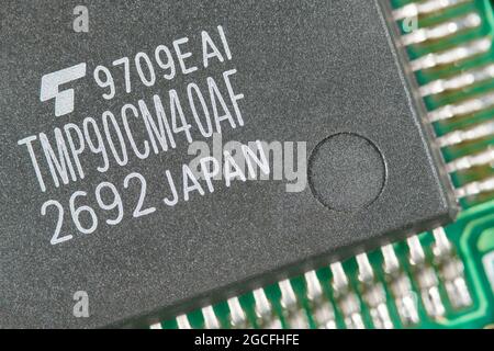 Makroaufnahme eines vermutlich von Toshiba produzierten CMOS 8-Bit-Mikrocontrollers aus Japan. Für den Mangel an Mikrochips, kleine elektronische Teile Stockfoto