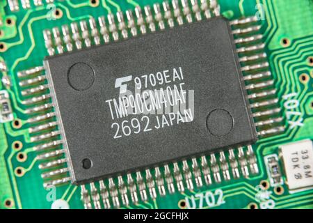 Makroaufnahme eines vermutlich von Toshiba produzierten CMOS 8-Bit-Mikrocontrollers aus Japan. Für den Mangel an Mikrochips, kleine elektronische Teile Stockfoto