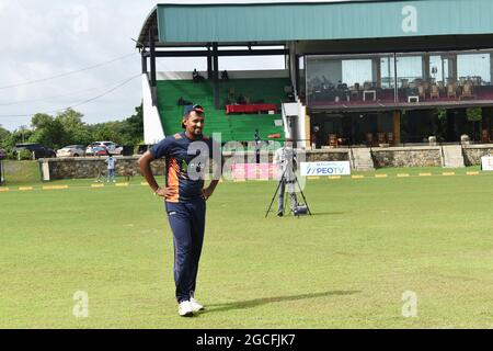 Sri-lankischer Cricketspieler Suranga Lakmal wärmt sich vor einem Cricket-Spiel auf. Das malerische Cricket-Gelände der Army Ordinance. Dombagoda. Sri Lanka. Stockfoto